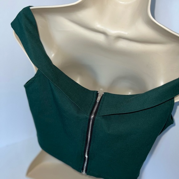 Charlotte Russe 🥳 2/$15 OR 3/$20 🥳 Green Cold Shoulder Formal Crop Top - Picture 3 of 3